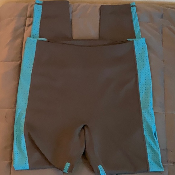 Fabletics Motion 365+ Performance Stretch Leggings - Picture 3 of 4